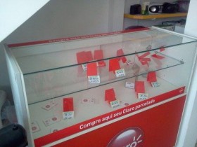 Todos os celulares expostos na vitrine foram levados.