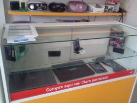 Câmeras fotograficas foram levadas dessa outra vitrine.