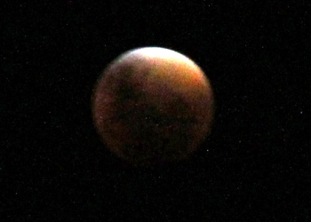 Eclipse total faz superlua desaparecer do céu do Brasil