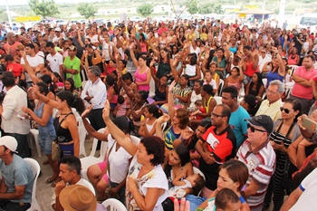 Grande público marcou presença no ato de entrega das casas.