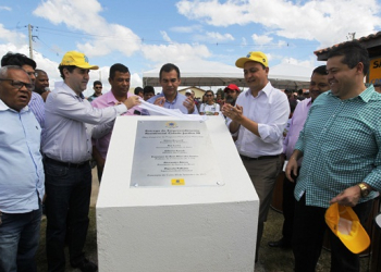 Governador entrega casas e sistema de abastecimento d’água em Conceição do Coité