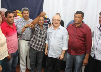 Secretários estaduais e prefeito municipal entregam máquinas e implementos a população