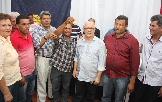 Secretários estaduais e prefeito municipal entregam máquinas e implementos a população