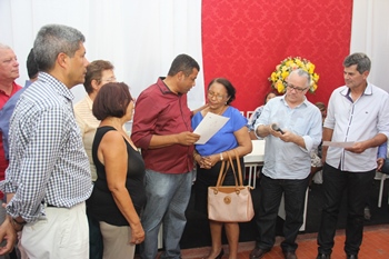 Secretários estaduais e prefeito municipal entregam máquinas e implementos a população