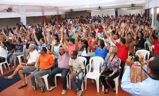Secretários estaduais e prefeito municipal entregam máquinas e implementos a população