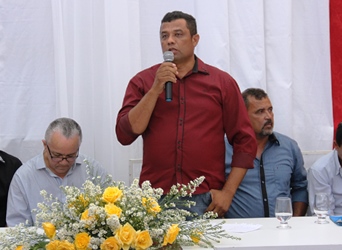 Secretários estaduais e prefeito municipal entregam máquinas e implementos a população