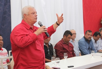 Secretários estaduais e prefeito municipal entregam máquinas e implementos a população