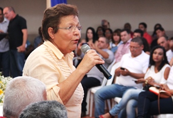Secretários estaduais e prefeito municipal entregam máquinas e implementos a população