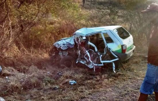 Acidente envolvendo Fiat Uno da Prefeitura de Gavião e carreta deixa dois mortos