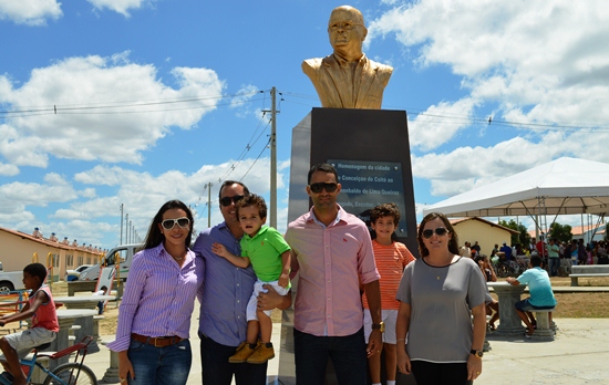 Filhos e netos ao lado do busto.
