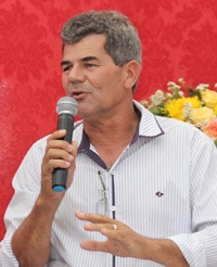 Secretários estaduais e prefeito municipal entregam máquinas e implementos a população