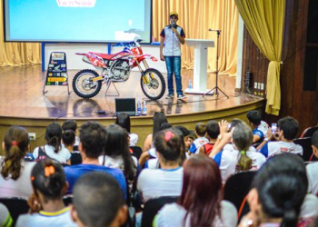 Motociclista Goianinho faz palestra para estudantes de Conceição do Coité