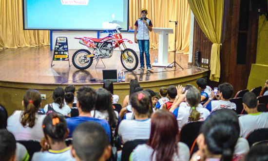 Motociclista Goianinho faz palestra para estudantes de Conceição do Coité