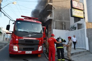 Incêndio destrói fabrica de calçados em Feira de Santana