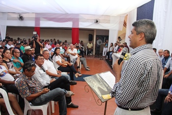 Secretários estaduais e prefeito municipal entregam máquinas e implementos a população