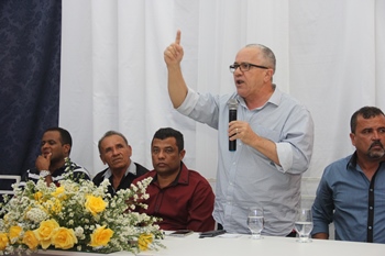 Secretários estaduais e prefeito municipal entregam máquinas e implementos a população