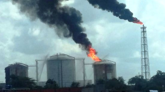 Incêndio em tanques da Petrobrás em Madre de Deus. Moradores são evacuados
