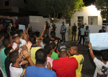 Coité – Informações de prisão de suspeito de matar Daniel levam manifestantes para frente da Delegacia