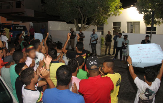 Coité – Informações de prisão de suspeito de matar Daniel levam manifestantes para frente da Delegacia