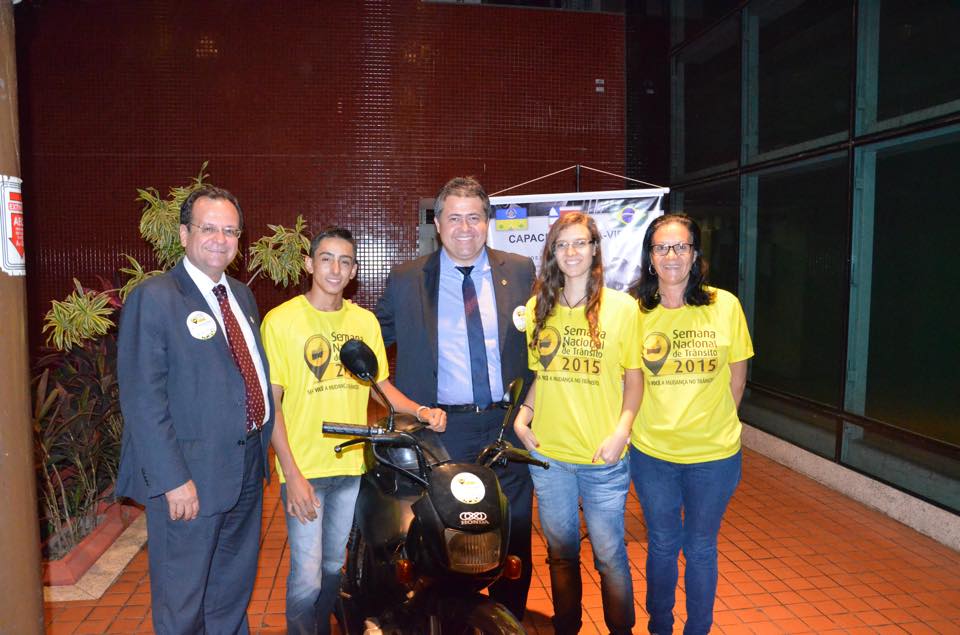 Estudantes coiteenses que desenvolveram dispositivo em capacete são atrações no Shopping Salvador