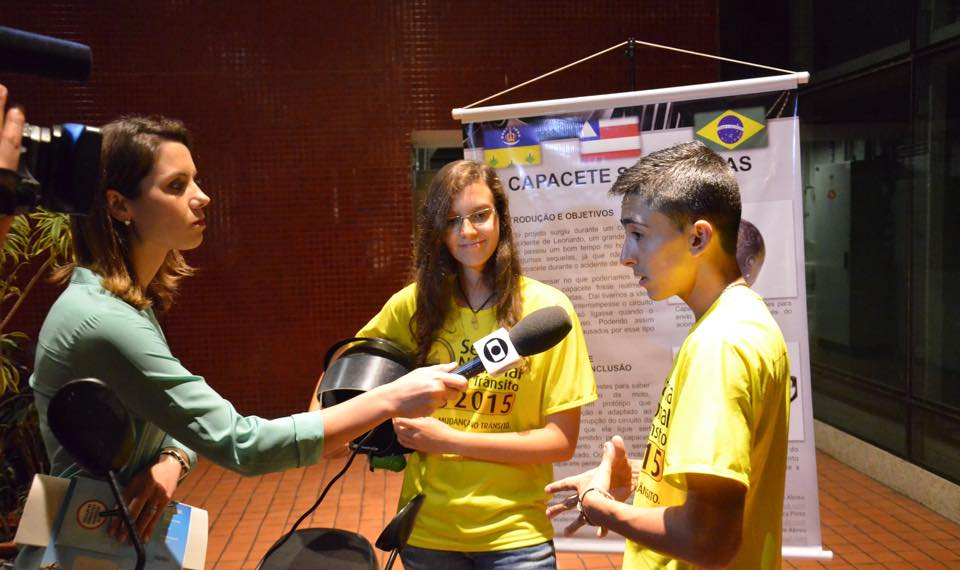 Estudantes coiteenses que desenvolveram dispositivo em capacete são atrações no Shopping Salvador