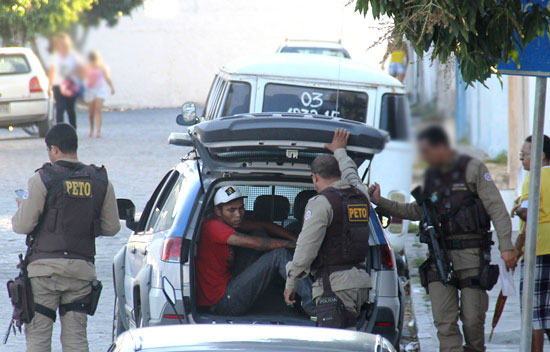 Acusado de homicídio em Ribeira do Pombal é preso pela Policia Militar de Coité
