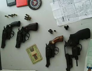 Suspeitos portavam quatro revólveres, segundo a polícia