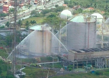 Controlado fogo em tanque da Petrobrás em Madre de Deus