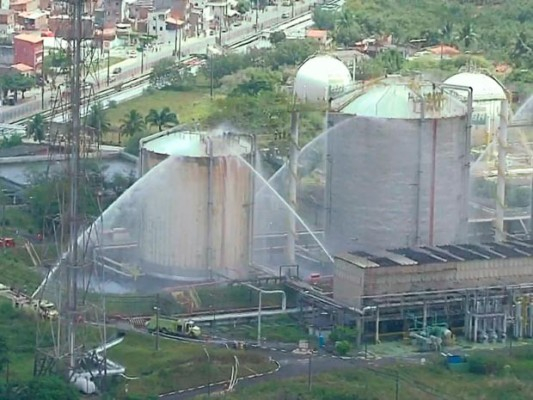 Controlado fogo em tanque da Petrobrás em Madre de Deus