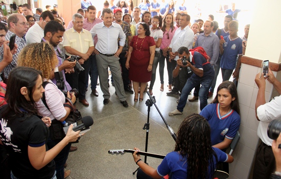 Rui assisti a uma apresentação musical de uma aluna.