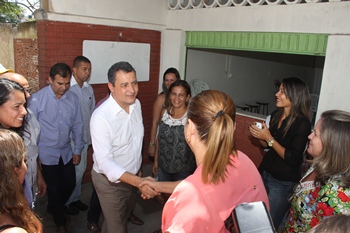 Os mais de setenta municípios visitados por Rui Costa representa a mesma quantidade de escolas visitadas.