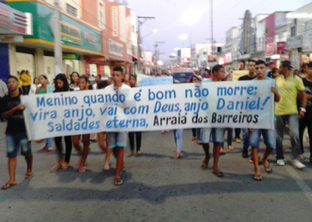 Lágrimas, comoção e revolta marcam o sepultamento do estudante Daniel Almeida