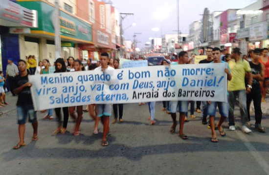 Lágrimas, comoção e revolta marcam o sepultamento do estudante Daniel Almeida