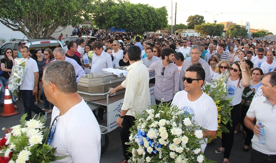 Riachão do Jacuípe – Milhares de pessoas se despedem do médico Rômulo Gordiano