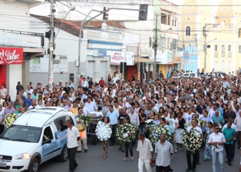 Riachão do Jacuípe – Milhares de pessoas se despedem do médico Rômulo Gordiano