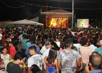 Show com André Valadão reúne multidão no Largo do Mercado, em Coité