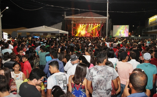 Show com André Valadão reúne multidão no Largo do Mercado, em Coité