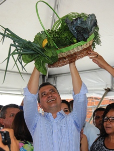 Governador ergue como troféu uma cesta composta com produtos da agricultura familiar.