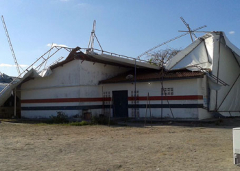 Vendaval projeta estrutura metálica e lona sobre telhado de escola de povoado