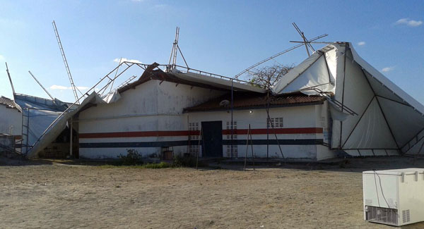 Vendaval projeta estrutura metálica e lona sobre telhado de escola de povoado