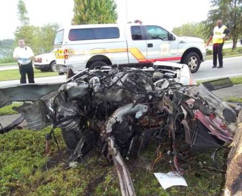 Jovem sobrevive após batida dividir carro ao meio; veja fotos
