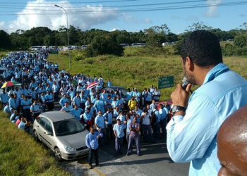 Funcionários da Ford fazem protesto contra demissões em Camaçari