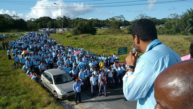 Funcionários da Ford fazem protesto contra demissões em Camaçari