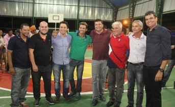 Vereadores e pré-candidatos posam ao lado das lideranças. 