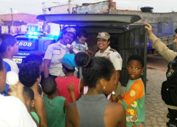 Serrinha: 16˚BPM faz a alegria da criançada com entrega de presentes