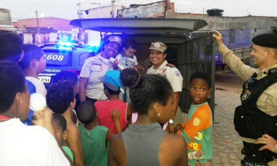 Serrinha: 16˚BPM faz a alegria da criançada com entrega de presentes