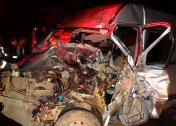 Colisão frontal entre ônibus e van deixa um morto e cinco feridos  na BR-242, em Barreiras