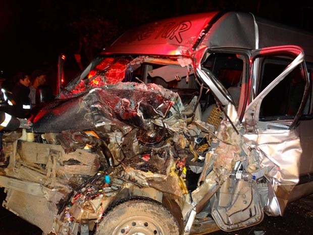 Colisão frontal entre ônibus e van deixa um morto e cinco feridos  na BR-242, em Barreiras