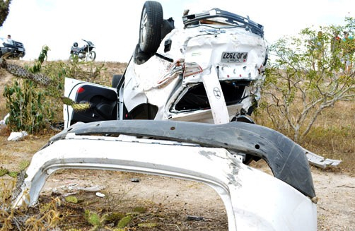 Veículo ocupado por médico, dentistas e enfermeiras capota no trecho Santaluz/Queimadas