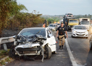 Homem sai de carro durante engarrafamento na BR 324 e morre atropelado